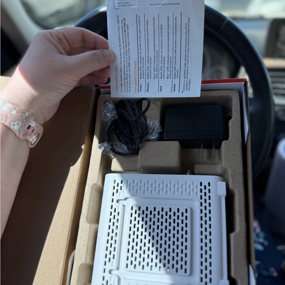 SURFboard SB8200 White Cable Modem - Picture 3 of 7